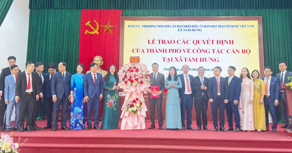 Giám đốc Sở Văn hoá và Thể thao Hà Nội Bạch Liên Hương chúc mừng Đảng bộ, chính quyền xã Tam Hưng.