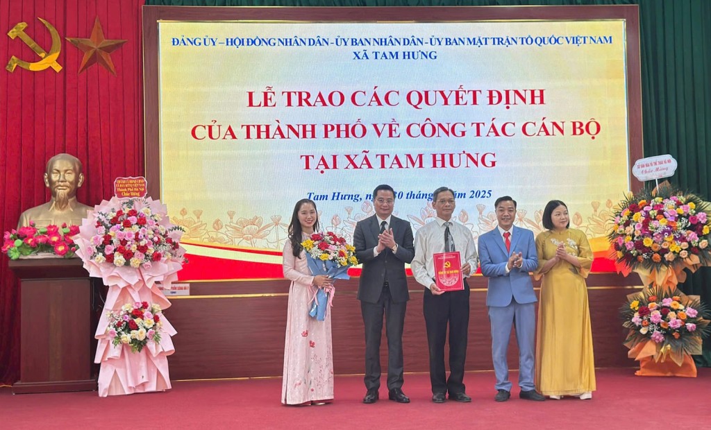 Lãnh đạo xã Tam Hưng trao quyết định cán bộ Uỷ ban MTTQ xã Tam Hưng.
