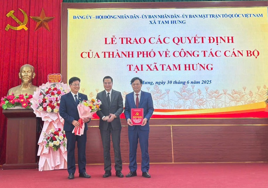 Lãnh đạo xã Tam Hưng trao quyết định các Phó Chủ tịch UBND xã.