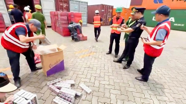 Hải quan triệt phá đường dây buôn lậu thuốc lá quy mô lớn