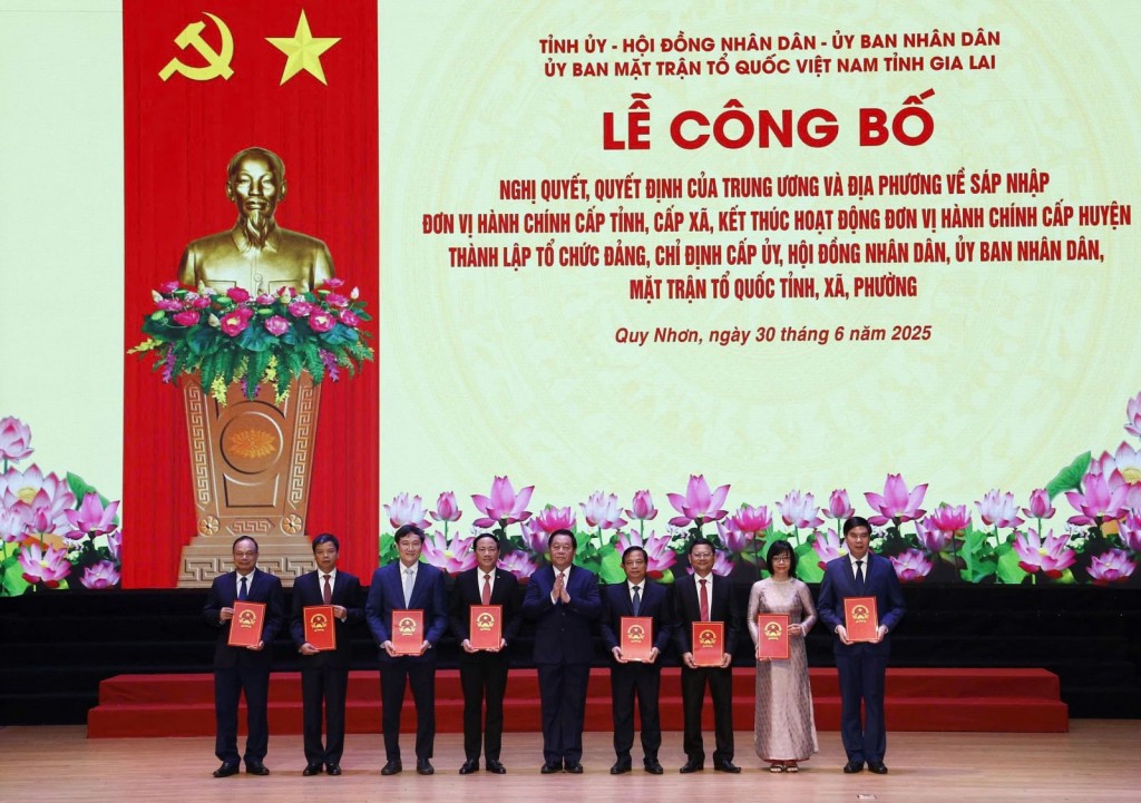 Đồng chí Nguyễn Trọng Nghĩa, Ủy viên Bộ Chính trị, Bí thư Trung ương Đảng, Trưởng Ban Tuyên giáo và Dân vận Trung ương, trao Quyết định của Thủ tướng Chính phủ về chỉ định Chủ tịch, Phó Chủ tịch UBND tỉnh