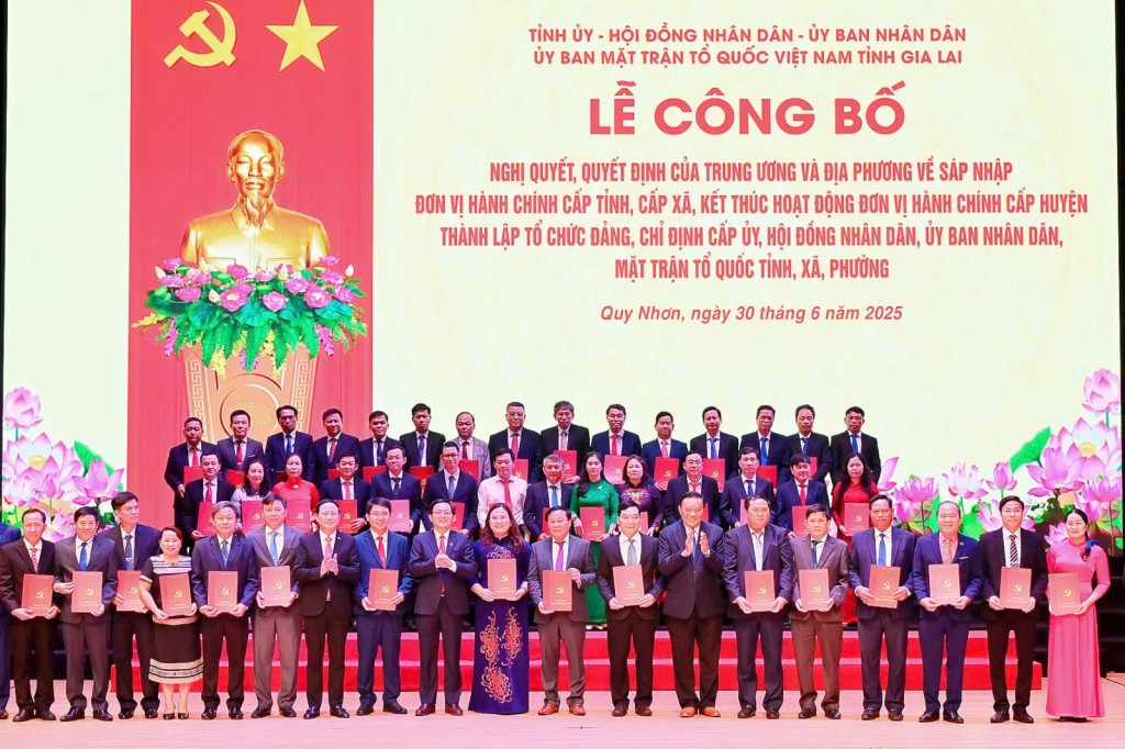 Trao các quyết định nhân sự cho 58 đồng chí Bí thư Đảng ủy các xã, phường mới sau khi sáp nhập, hợp nhất