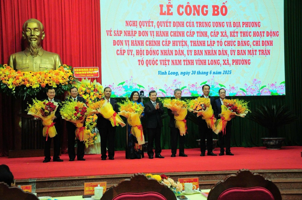 Chánh án Tòa án nhân dân tối cao Lê Minh Trí tặng hoa chúc mừng lãnh đạo tỉnh Vĩnh Long mới