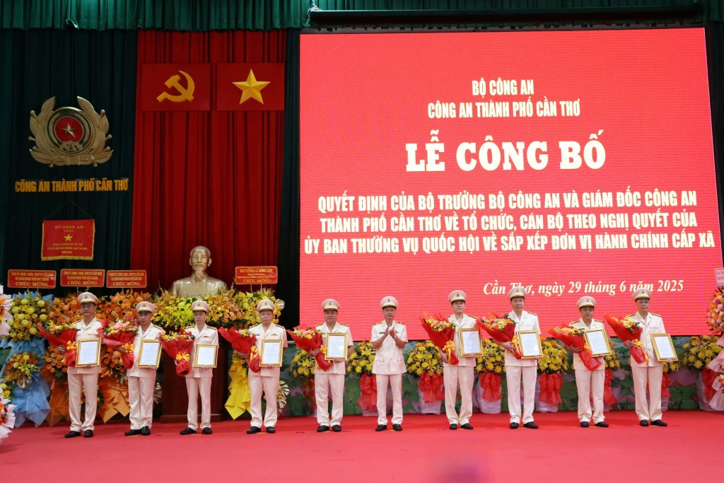 Thiếu tướng Huỳnh Việt Hòa trao quyết định và tặng hoa cho 9 Phó Giám đốc Công an TP Cần Thơ. Thiếu tướng Huỳnh Việt Hòa trao quyết định và tặng hoa cho 9 Phó Giám đốc Công an TP Cần Thơ.