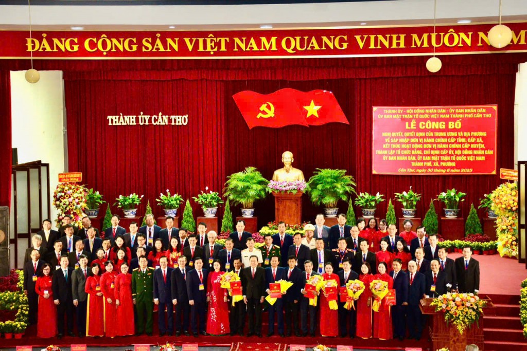 Chủ tịch Quốc hội Trần Thanh Mẫn chụp ảnh cùng các nhân sự mới được chỉ định ở Cần Thơ Chủ tịch Quốc hội Trần Thanh Mẫn chụp ảnh cùng các nhân sự mới được chỉ định ở Cần Thơ