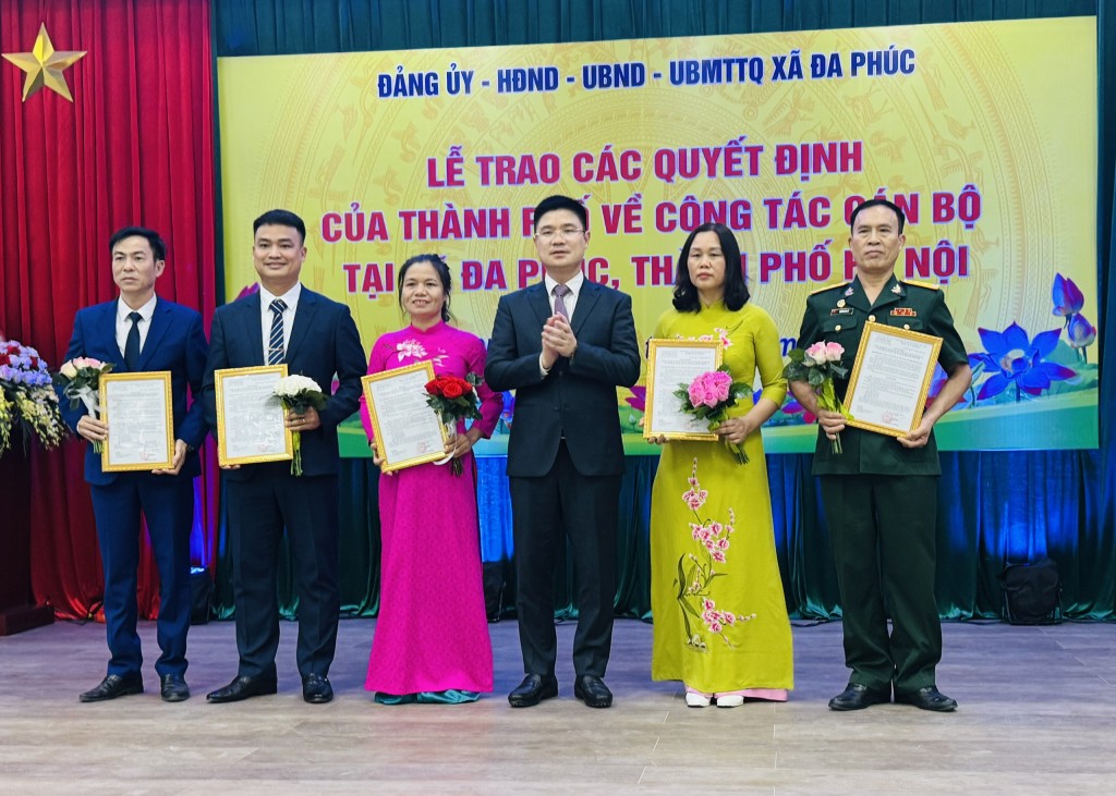 Trân trọng Kính mời đồng chí Nguyễn Hồng Minh - Bí thư Đảng ủy, Chủ tịch HĐND xã lên trao Nghị quyết và tặng hoa chúc mừng các đồng chí trong Mặt trận Tổ quốc xã Đa Phúc
