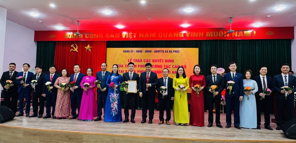 đồng chí Nguyễn Chí Lực TUV - Phó Chủ nhiệm Ủy ban Kiểm tra Thành ủy lên trao Quyết định và tặng hoa chúc mừng Đảng ủy xã Đa Phúc
