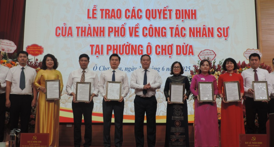 Phó Chủ tịch Thường trực UBND thành phố Hà Nội Lê Hồng Sơn trao Quyết định về công tác nhân sự 