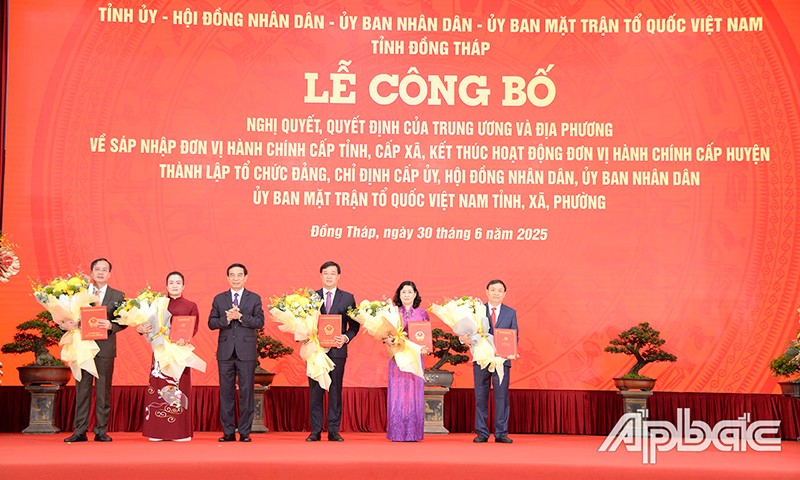 Đại tướng Phan Văn Giang trao các quyết định cho Thường trực Tỉnh ủy Đồng Tháp
