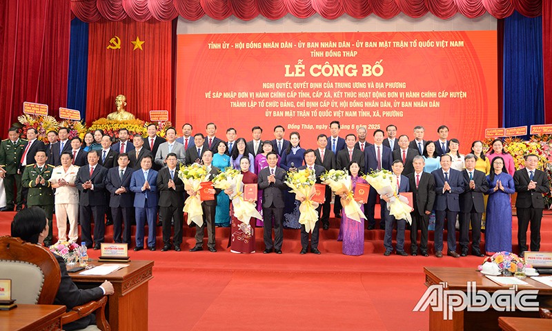 Đồng Tháp ra mắt chính quyền mới, kỳ vọng phát triển mạnh mẽ, nhanh, toàn diện, bền vững