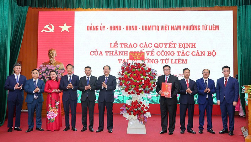 Ủy viên Ban Thường vụ Thành ủy, Trưởng ban Tuyên giáo và Dân vận Thành ủy Hà Nội Nguyễn Doãn Toản tặng hoa chúc mừng phường Từ Liêm
