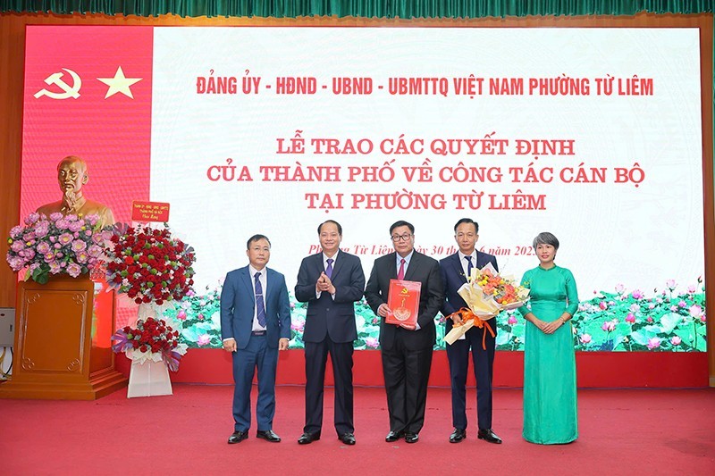 Ủy viên Ban Thường vụ Thành ủy, Trưởng ban Tuyên giáo và Dân vận Thành ủy Hà Nội Nguyễn Doãn Toản trao các quyết định của Thành uỷ, HĐND Hà Nội về công tác cán bộ tại phường Từ Liêm