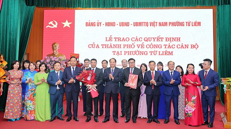 Ủy viên Ban Thường vụ Thành ủy, Trưởng ban Tuyên giáo và Dân vận Thành ủy Hà Nội Nguyễn Doãn Toản trao các quyết định của Thành uỷ, HĐND Hà Nội về công tác cán bộ tại phường Từ Liêm