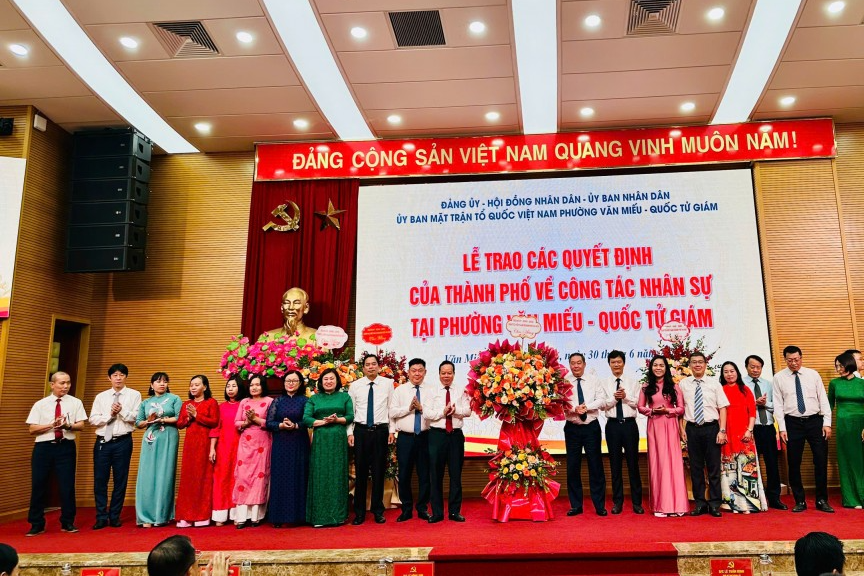 Cán bộ phường Văn Miếu - Quốc Tử Giám đón nhận hoa chúc mừng từ 