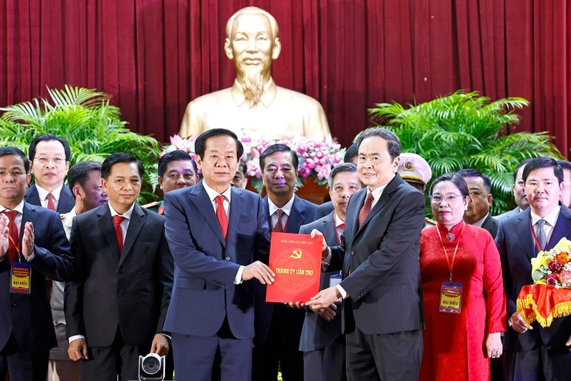 Chủ tịch Quốc hội Trần Thanh Mẫn trao Nghị quyết của Bộ Chính trị chỉ định Ban Chấp hành Đảng bộ thành phố Cần Thơ nhiệm kỳ 2020 - 2025 gồm 79 đồng chí. Chủ tịch Quốc hội Trần Thanh Mẫn trao Nghị quyết của Bộ Chính trị chỉ định Ban Chấp hành Đảng bộ thành phố Cần Thơ nhiệm kỳ 2020 - 2025 gồm 79 đồng chí.