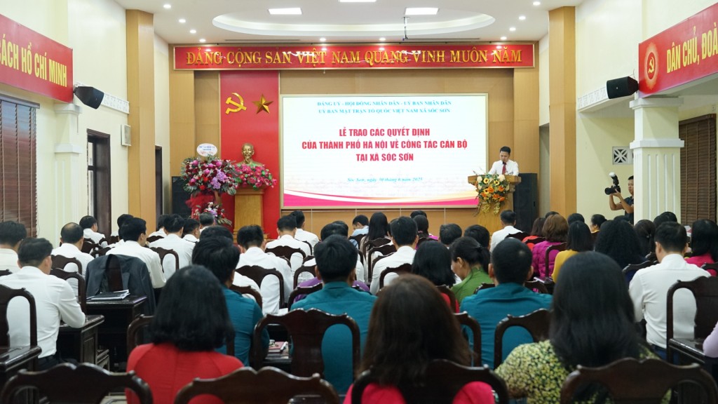 Lãnh đạo thành phố trao các quyết định về công tác cán bộ tại xã Sóc Sơn, Nội Bài và Kim Anh