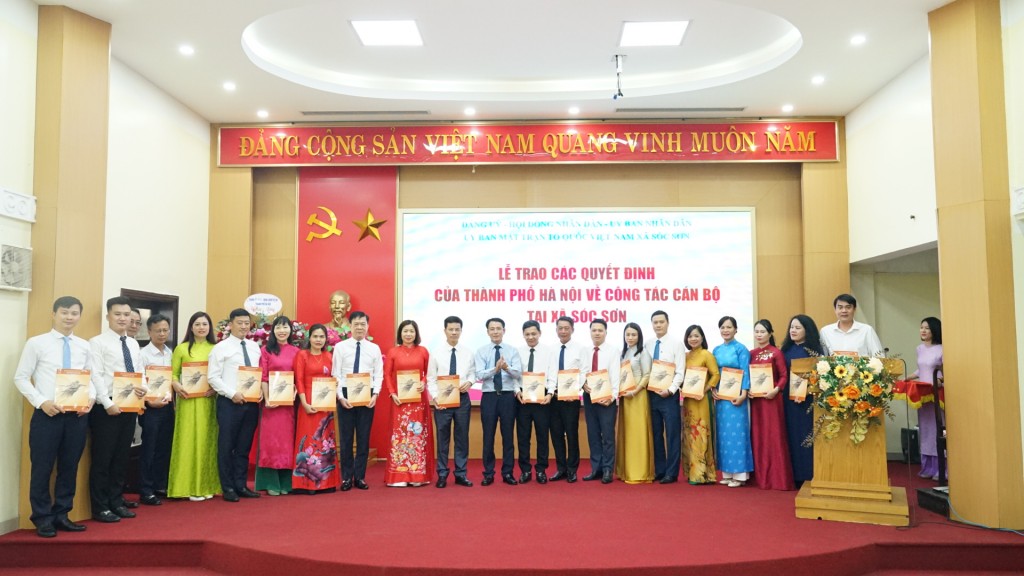 Lãnh đạo thành phố trao các quyết định về công tác cán bộ tại xã Sóc Sơn, Nội Bài và Kim Anh
