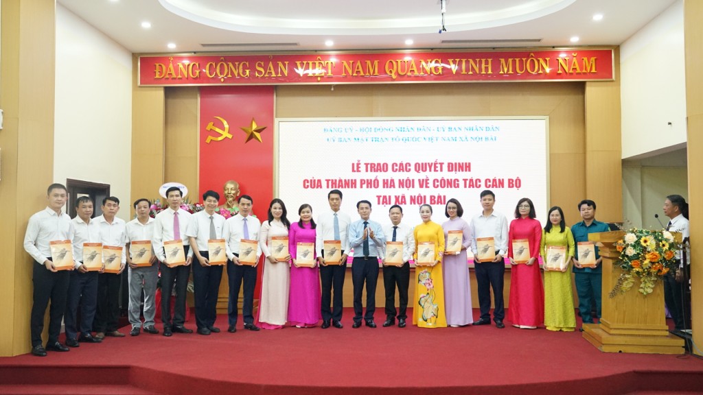 Lãnh đạo thành phố trao các quyết định về công tác cán bộ tại xã Sóc Sơn, Nội Bài và Kim Anh