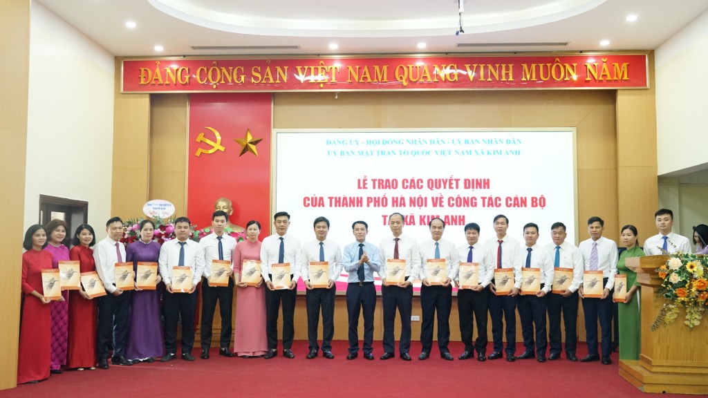 Lãnh đạo thành phố trao các quyết định về công tác cán bộ tại xã Sóc Sơn, Nội Bài và Kim Anh