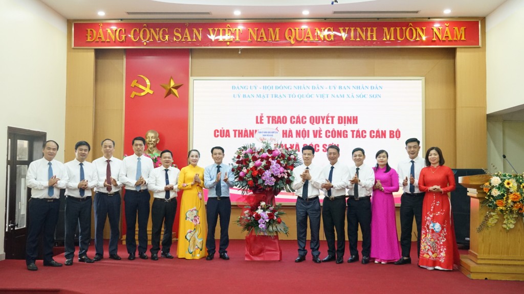 Lãnh đạo thành phố trao các quyết định về công tác cán bộ tại xã Sóc Sơn, Nội Bài và Kim Anh