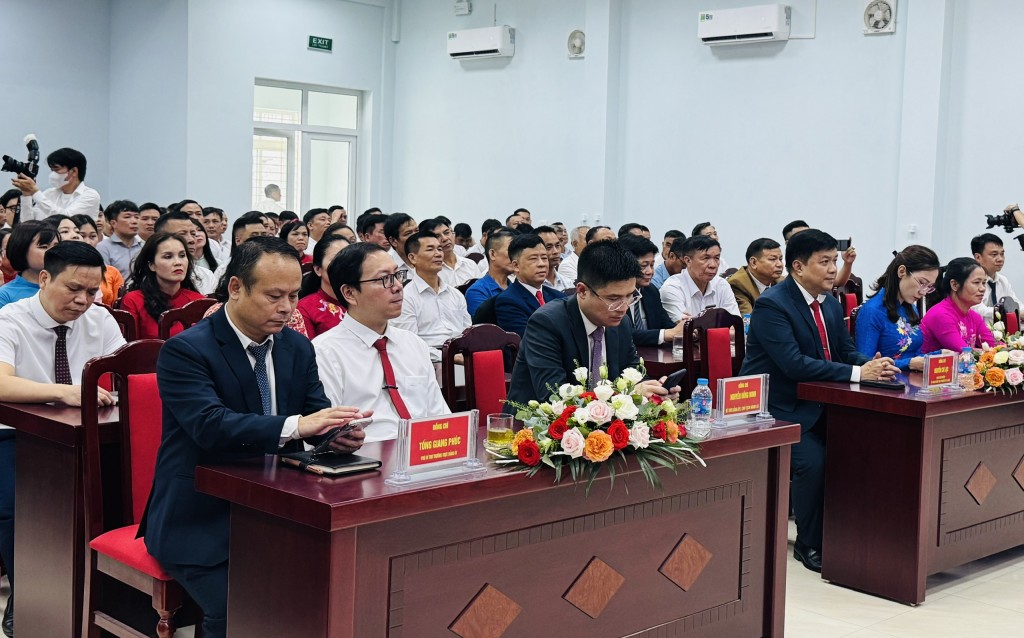 Buôi lễ có sự tham gia của đông đảo các vị đại biểu và Nhân dân xã Đa Phúc