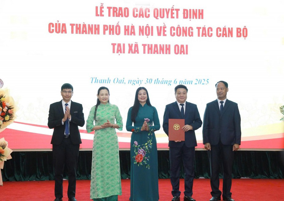 Đồng chí Bùi Hoàng Phan nhận Quyết định giữ chức Bí thư Đảng ủy, Chủ tịch Hội đồng Nhân dân xã Thanh Oai