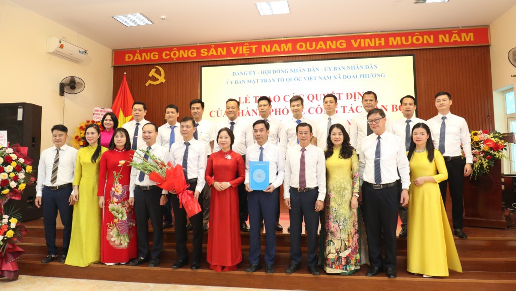 Trao quyết định thành lập BCH Đảng bộ xã Đoài Phương, Thành phố Hà Nội