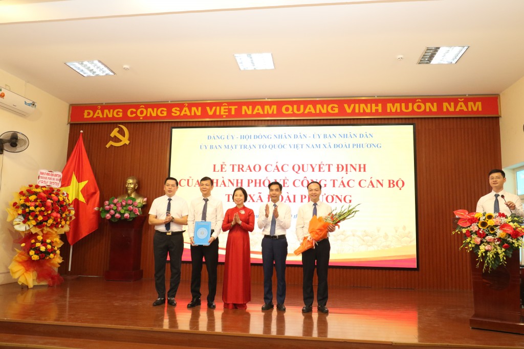 Phó Chủ tịch HĐND thành phố Phạm Thị Thanh Mai trao các quyết định tại xã Đoài Phương