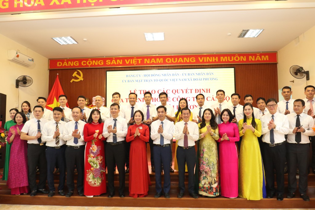 Phó Chủ tịch HĐND thành phố Phạm Thị Thanh Mai trao các quyết định tại xã Đoài Phương
