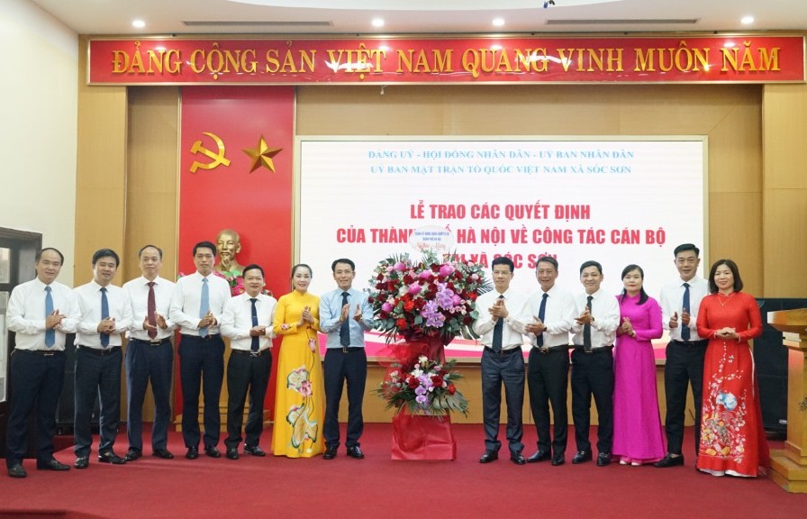 Phó Chủ tịch UBND TP Hà Nội Nguyễn Trọng Đông trao các quyết định về công tác cán bộ tại xã Sóc Sơn, Nội Bài và Kim Anh
