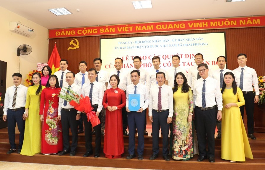 Phó Chủ tịch HĐND thành phố Phạm Thị Thanh Mai trao các quyết định tại xã Đoài Phương