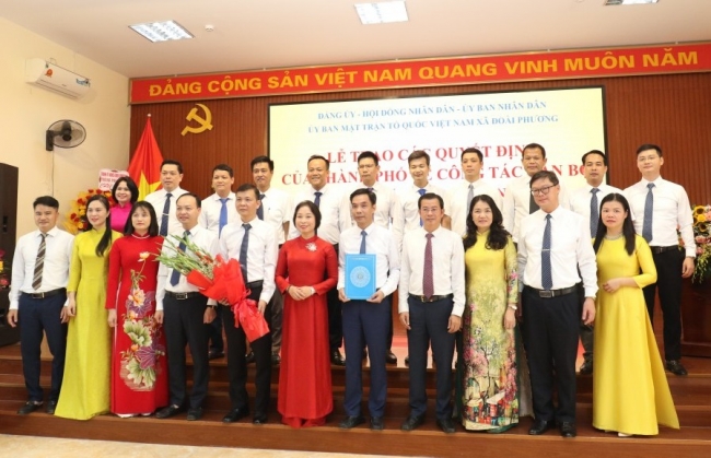 Phó Chủ tịch HĐND thành phố Phạm Thị Thanh Mai trao các quyết định tại xã Đoài Phương
