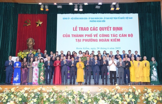 Chủ tịch UBND TP Hà Nội Trần Sỹ Thanh trao quyết định về công tác cán bộ tại phường Hoàn Kiếm, Cửa Nam