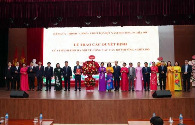 Trao quyết định công tác cán bộ tại phường Cầu Giấy, Nghĩa Đô, Yên Hòa