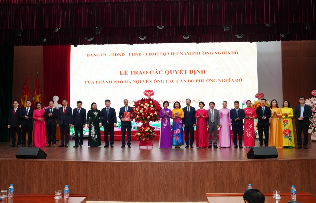 Trao quyết định công tác cán bộ tại phường Cầu Giấy, Nghĩa Đô, Yên Hòa