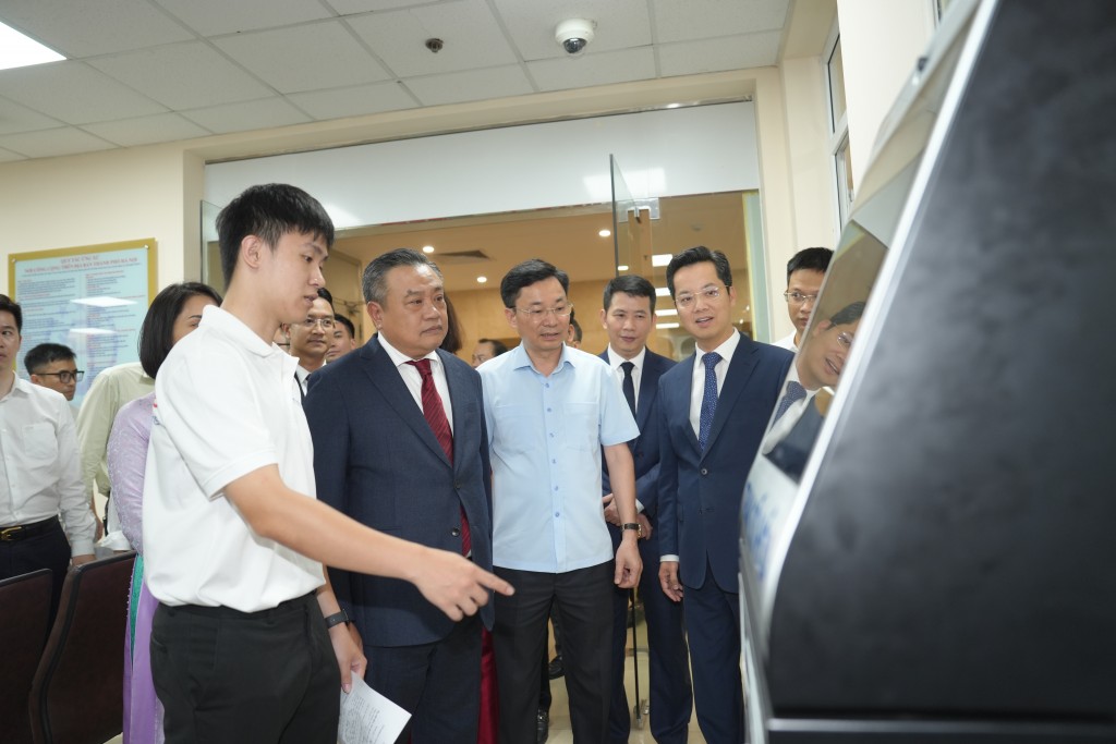 Chủ tịch UBND TP Hà Nội Trần Sỹ Thanh kiểm tra công tác vận hành tại trụ sở mới tại phường Hoàn Kiếm