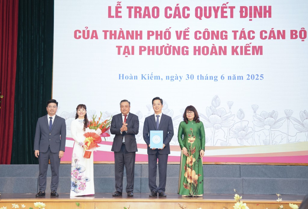 Chủ tịch UBND TP Hà Nội Trần Sỹ Thanh trao các quyết định của thành phố về công tác cán bộ tại phường Hoàn Kiếm