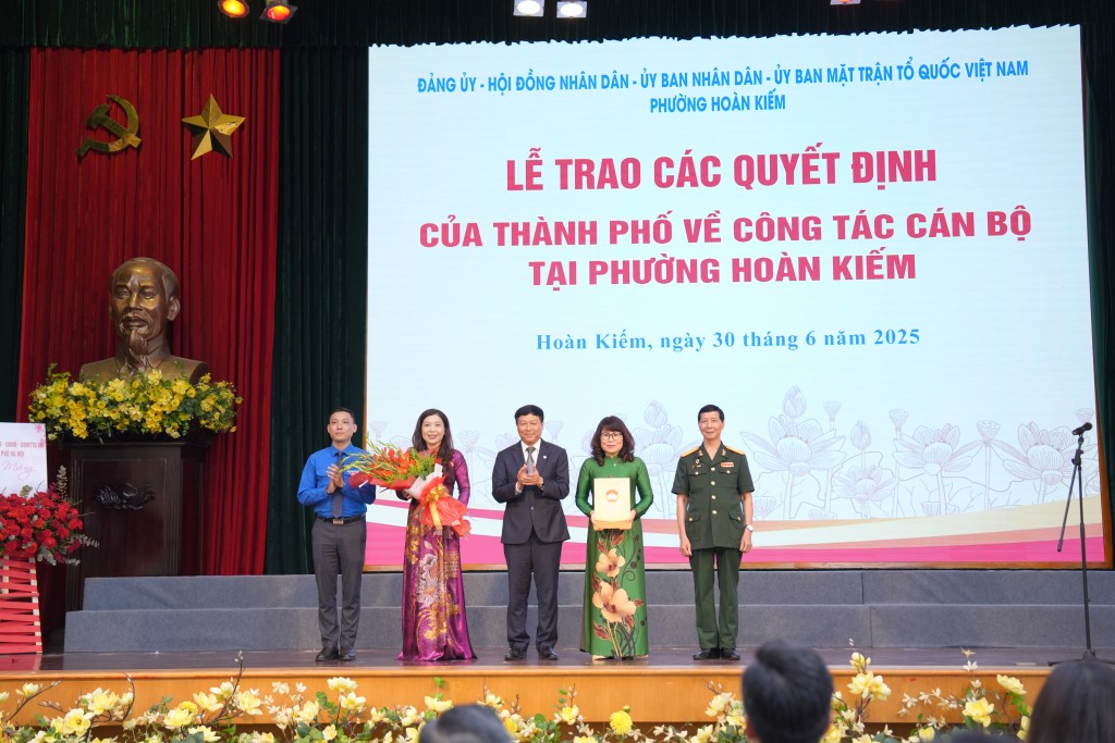Chủ tịch UBND TP Hà Nội trao quyết định về công tác cán bộ tại phường Hoàn Kiếm, Cửa Nam