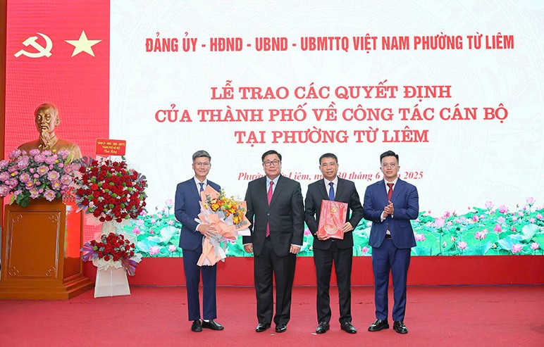Đồng chí Nguyễn Quang Hiếu - Bí thư Đảng ủy phường Từ Liêm trao các quyết định về công tác cán bộ