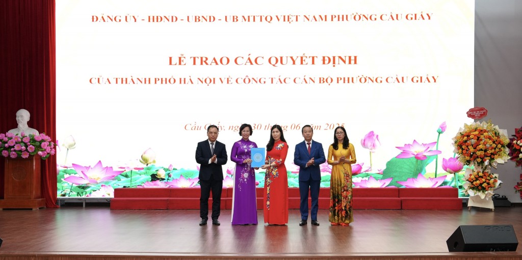 Ủy viên Ban Thường vụ Thành ủy Bùi Huyền Mai trao quyết định nhân sự cho cán bộ chủ chốt phường Cầu Giấy Ủy viên Ban Thường vụ Thành ủy Bùi Huyền Mai trao quyết định nhân sự cho cán bộ chủ chốt phường Cầu Giấy