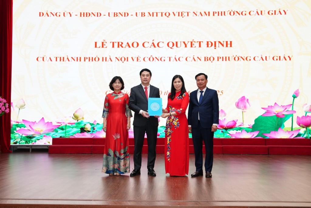 Bà Trần Thị Phương Hoa trao nghị quyết cho Chủ tịch, Phó Chủ tịch UBND phường Cầu Giấy Bà Trần Thị Phương Hoa trao nghị quyết cho Chủ tịch, Phó Chủ tịch UBND phường Cầu Giấy