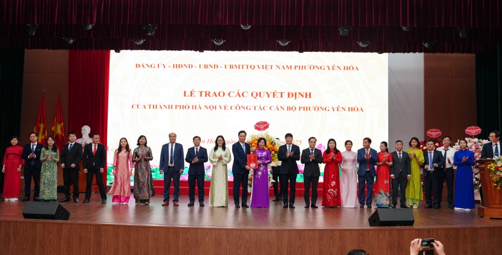 Bà Bùi Huyền Mai trao quyết định và tặng hoa cho cán bộ chủ chốt phường Yên Hoà Bà Bùi Huyền Mai trao quyết định và tặng hoa cho cán bộ chủ chốt phường Yên Hoà