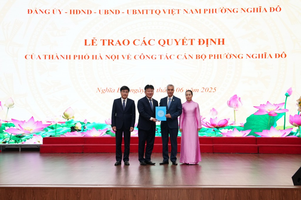Trao nghị quyết cho Nghị quyết của HĐND cho Chủ tịch, Phó Chủ tịch UBND phường Nghĩa Đô Trao nghị quyết cho Nghị quyết của HĐND cho Chủ tịch, Phó Chủ tịch UBND phường Nghĩa Đô