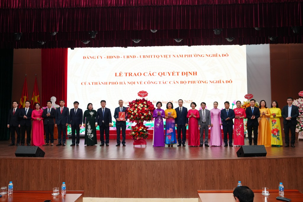 Đồng chí Bùi Huyền Mai trao các quyết định cho cán bộ chủ chốt phường Nghĩa Đô Đồng chí Bùi Huyền Mai trao các quyết định cho cán bộ chủ chốt phường Nghĩa Đô