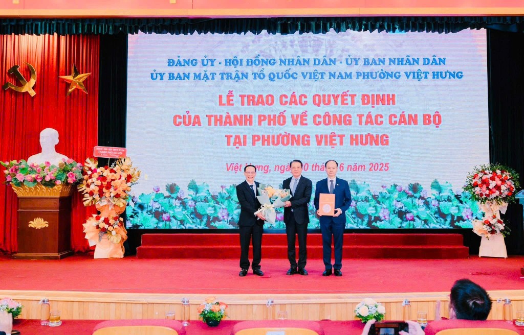 Đồng chí Hoàng Trọng Quyết, Uỷ viên Ban Thường vụ Thành uỷ, Chủ nhiệm Uỷ ban Kiểm tra Thành uỷ Hà Nội trao quyết định thành lập HĐND Phường Việt Hưng mới