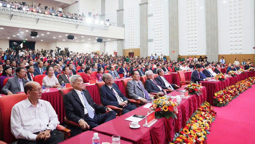 Các đại biểu Lễ công bố các Nghị quyết, Quyết định của Trung ương và địa phương về sáp nhập đơn vị hành chính cấp tỉnh, cấp xã, kết thúc hoạt động đơn vị hành chính cấp huyện; thành lập tổ chức Đảng, chỉ định cấp ủy, HĐND, UBND, UBMTTQVN tỉnh An Giang, xã phường, đặc khu diễn ra vào sáng 30/6