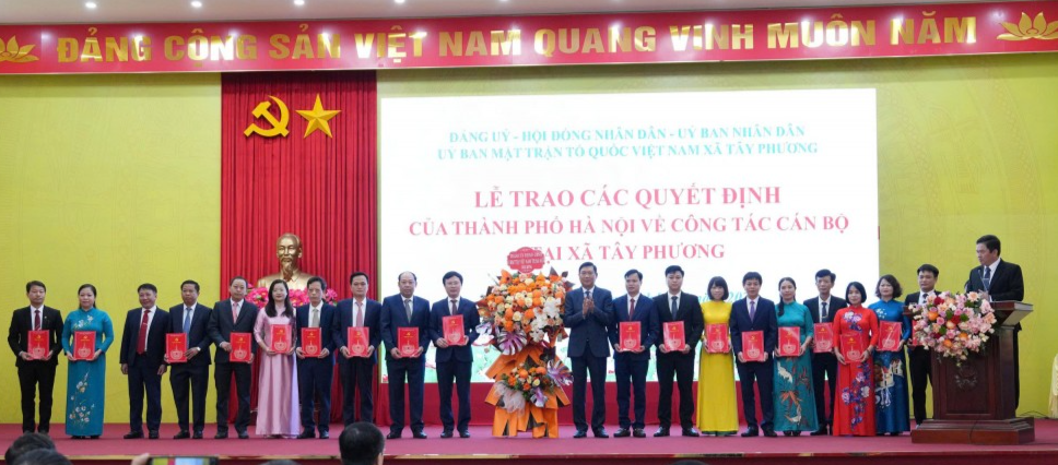 Đồng chí đồng chí Đỗ Anh Tuấn, Ủy viên Ban Thường vụ, Trưởng ban Nội chính Thành ủy Hà Nội đã trao Quyết định Ban Chấp hành Đảng bộ xã Tây Phương