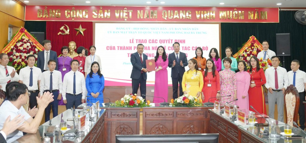 Đồng chí Trần Sỹ Thanh, Ủy viên Trung ương Đảng, Chủ tịch UBND thành phố Hà Nội, đồng chí Nguyễn Văn Nam, nguyên Bí thư Quận ủy Hai Bà Trưng trao Quyết định và tặng hoa chúc mừng Ban Chấp hành Đảng bộ phường Hai Bà Trưng.