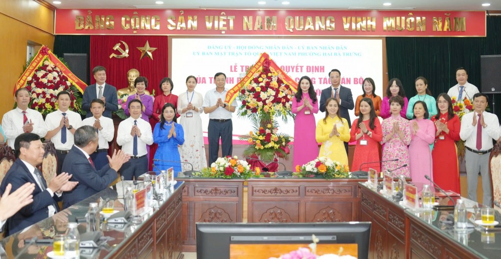 Đồng chí Trần Sỹ Thanh, Ủy viên Trung ương Đảng, Chủ tịch UBND thành phố Hà Nội trao Quyết định và tặng hoa chúc mừng Ban Chấp hành Đảng bộ phường Hai Bà Trưng