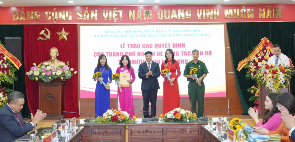 Đồng chí Phạm Anh Tuấn, Phó Chủ tịch Ủy ban Mặt trận Tổ quốc Việt Nam thành phố Hà Nội trao Quyết định và tặng hoa chúc mừng Ủy ban Mặt trận Tổ quốc Việt Nam phường Hai Bà Trưng